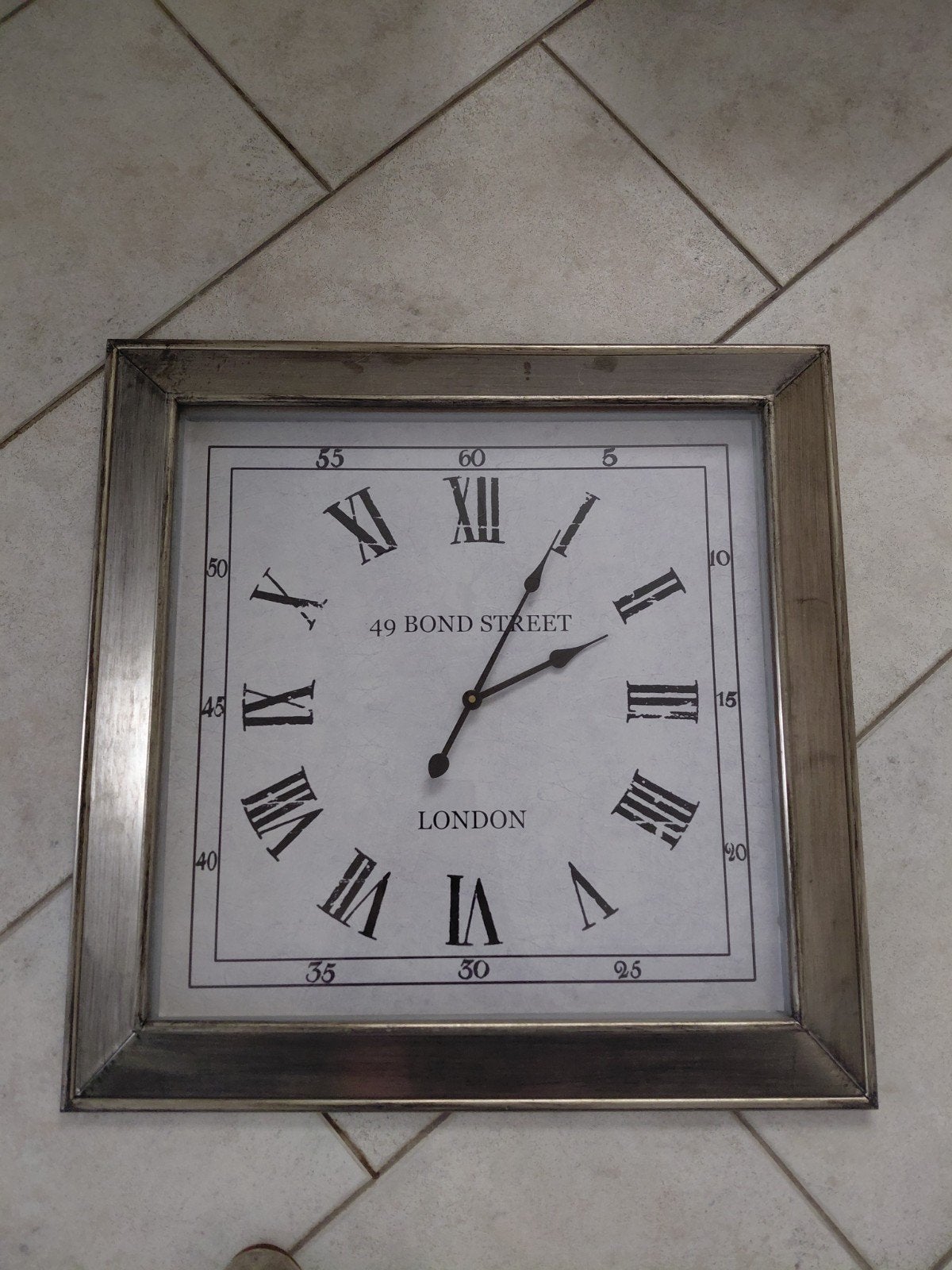 Grote wandklok met zilverkleurige rand, 64x64 cm, Analoog, Ophalen of Verzenden, Zilver, Wandklok