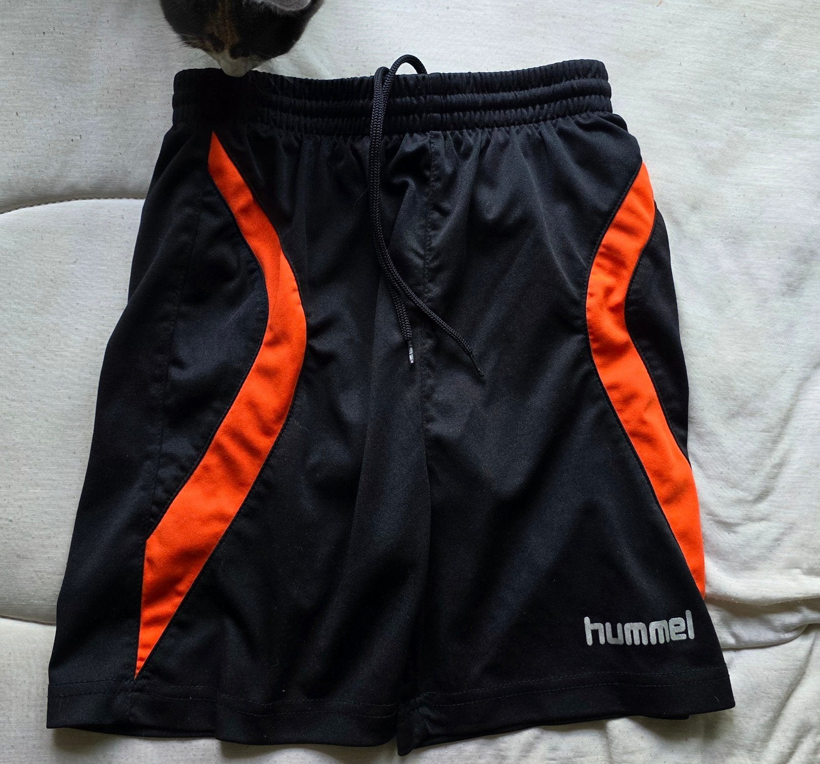 Hummel sportbroekje zwart/oranje - maat 140, Gebruikt, Sport- of Zwemkleding, Ophalen of Verzenden, Hummel
