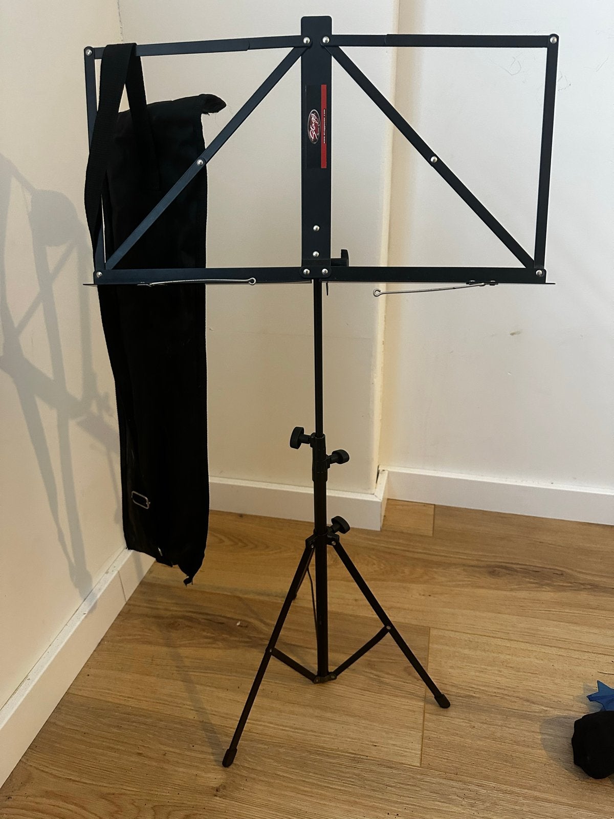 Stagg MUS-A3BK muziekstandaard met draagtas, Ophalen of Verzenden, Zo goed als nieuw, Muziekstandaard, Overige instrumenten