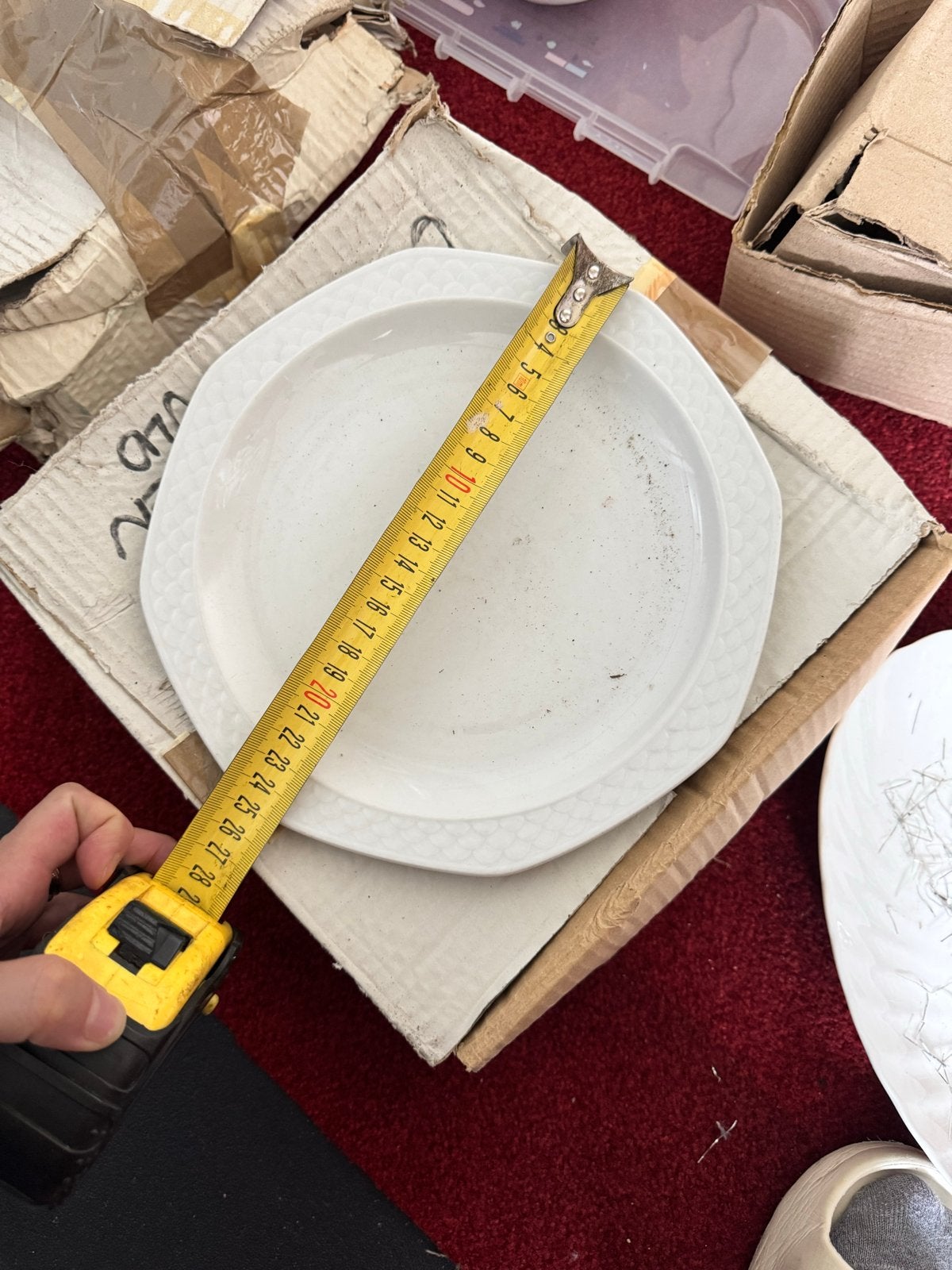 Set van 18 witte borden, 26 cm, met subtiel patroon, Ophalen, Gebruikt, Keramiek, Bord(en)