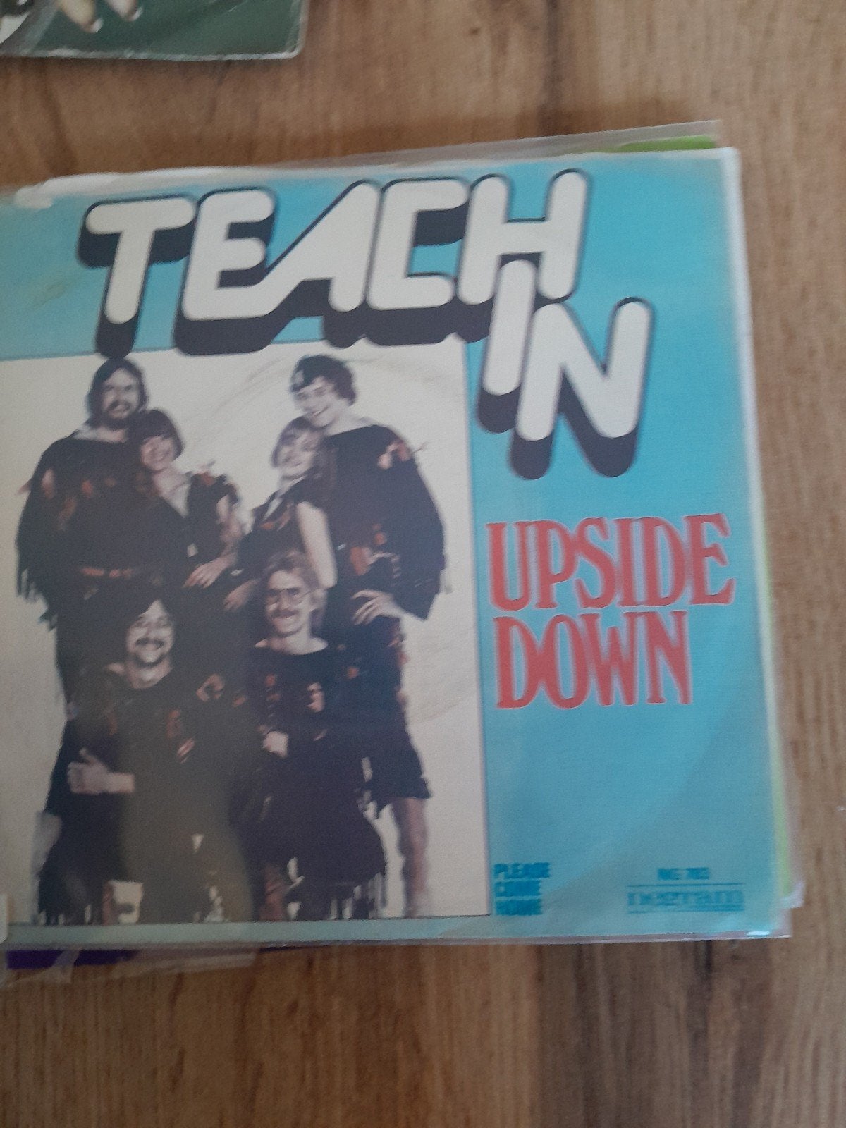 Teach in 7inch upside down, Ophalen of Verzenden, Zo goed als nieuw, Pop