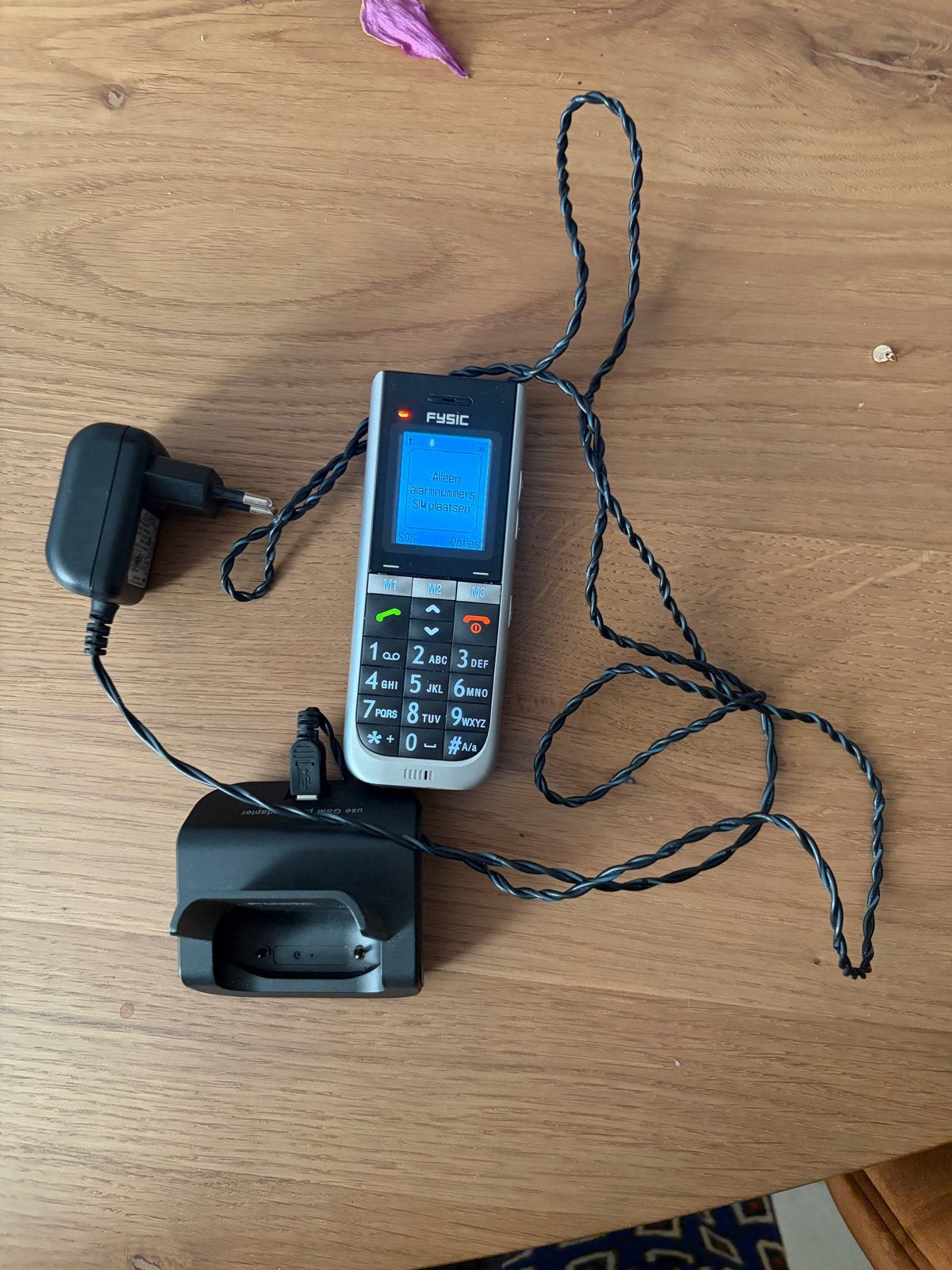 Fysic FM9000 Telefoon met Oplaadstation, Geen camera, Ophalen of Verzenden, Zo goed als nieuw, Klassiek of Candybar