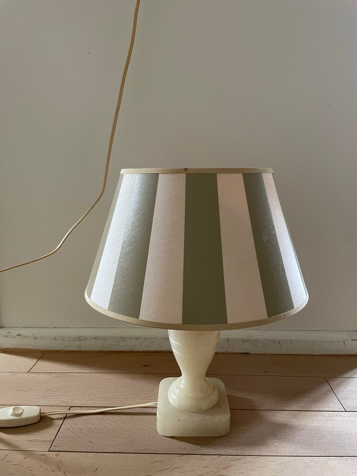 Vintage Tafellamp met Gestreepte Kap en alabaster voet, Ophalen, Gebruikt