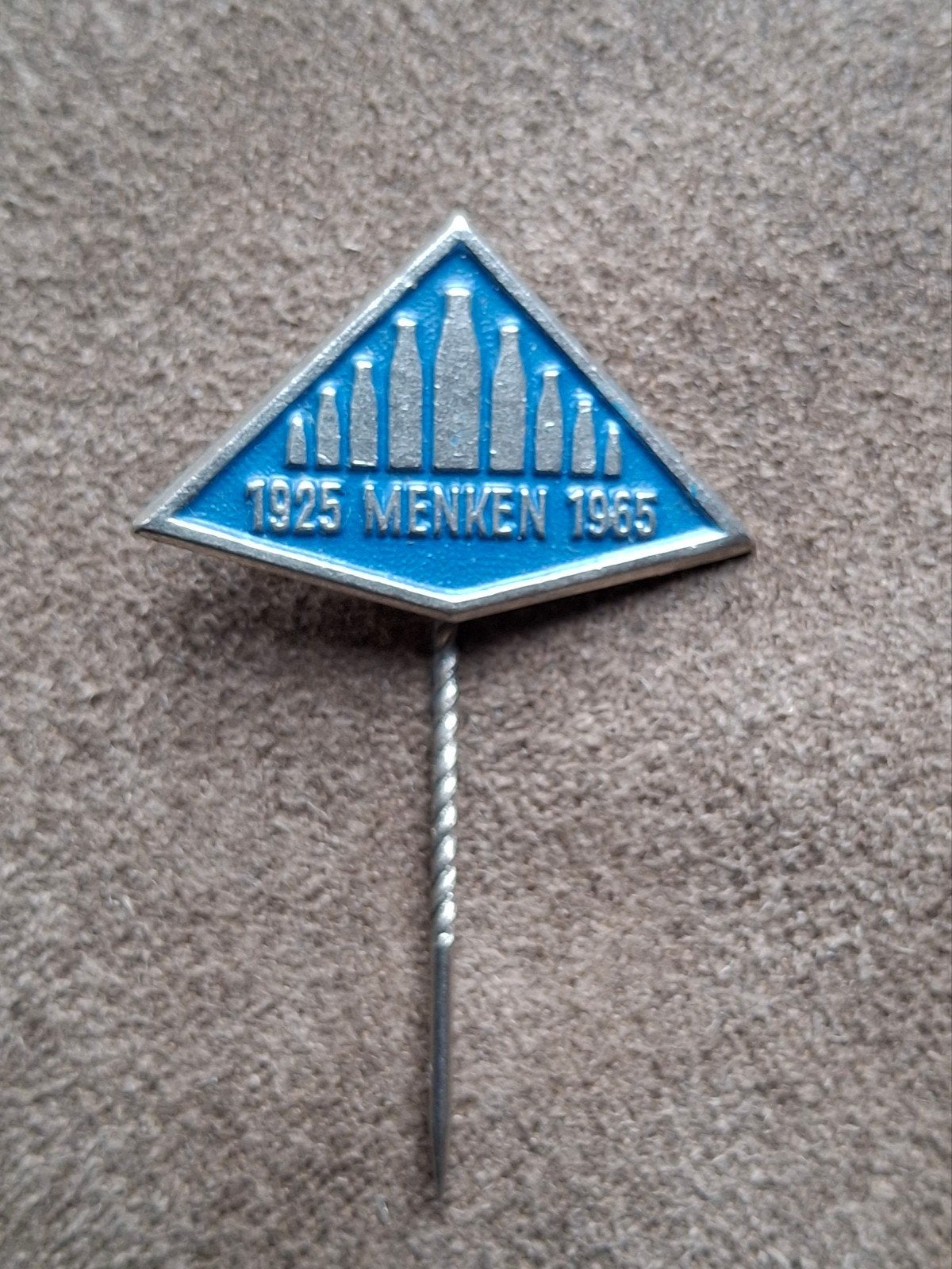 Speldje Menken 1925 - 1965
 (Zuivelfabriek Leiden), Verzamelen, Speldjes, Pins en Buttons, Ophalen of Verzenden, Gebruikt