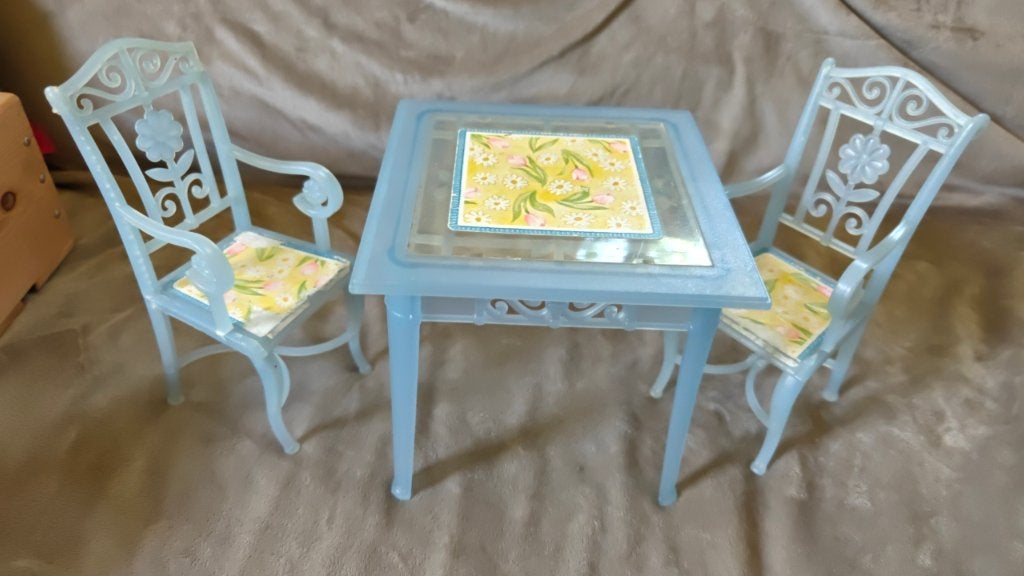 Barbie stoelen + tafel lichtblauw 1998 Mattel Ornamenten, Ophalen of Verzenden, Gebruikt, Barbie