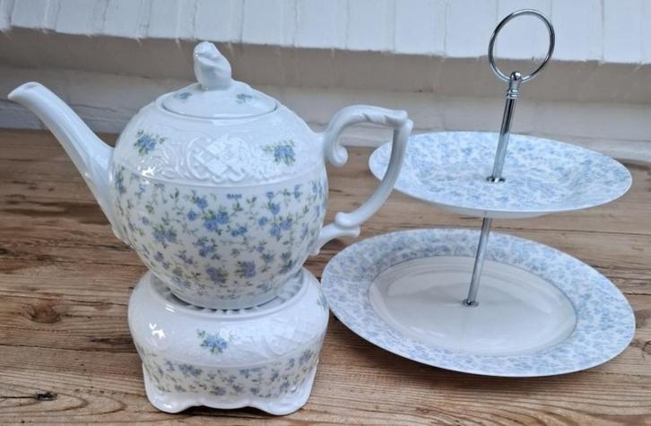 Licht blauwe bloemetjes/ roosjes servies, leuk voor high tea, -, -, Overige typen, Ophalen of Verzenden
