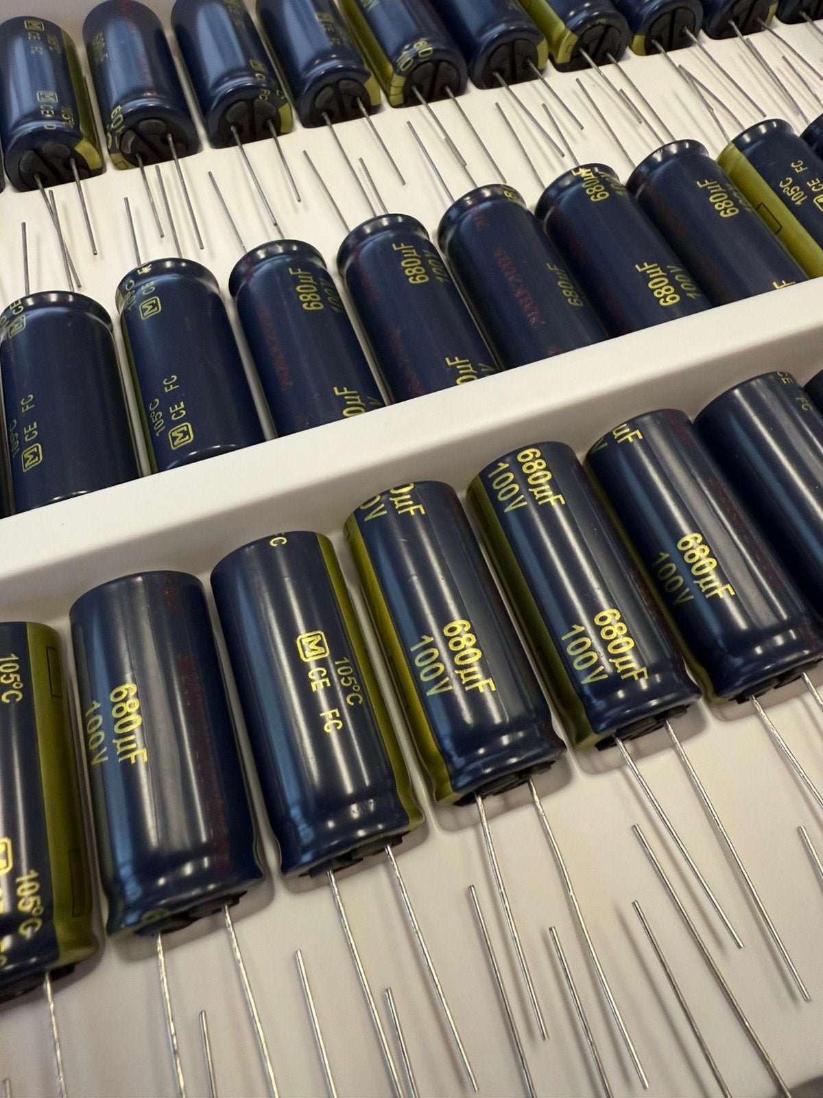 Elco 680uF 100V Radial Aluminum Electrolytic Capacitor, Verzenden, Panasonic.de@eu.panasonic.com, Nieuw, Hagenauer Strasse 43, 65203 Wiesbaden, Duitsland