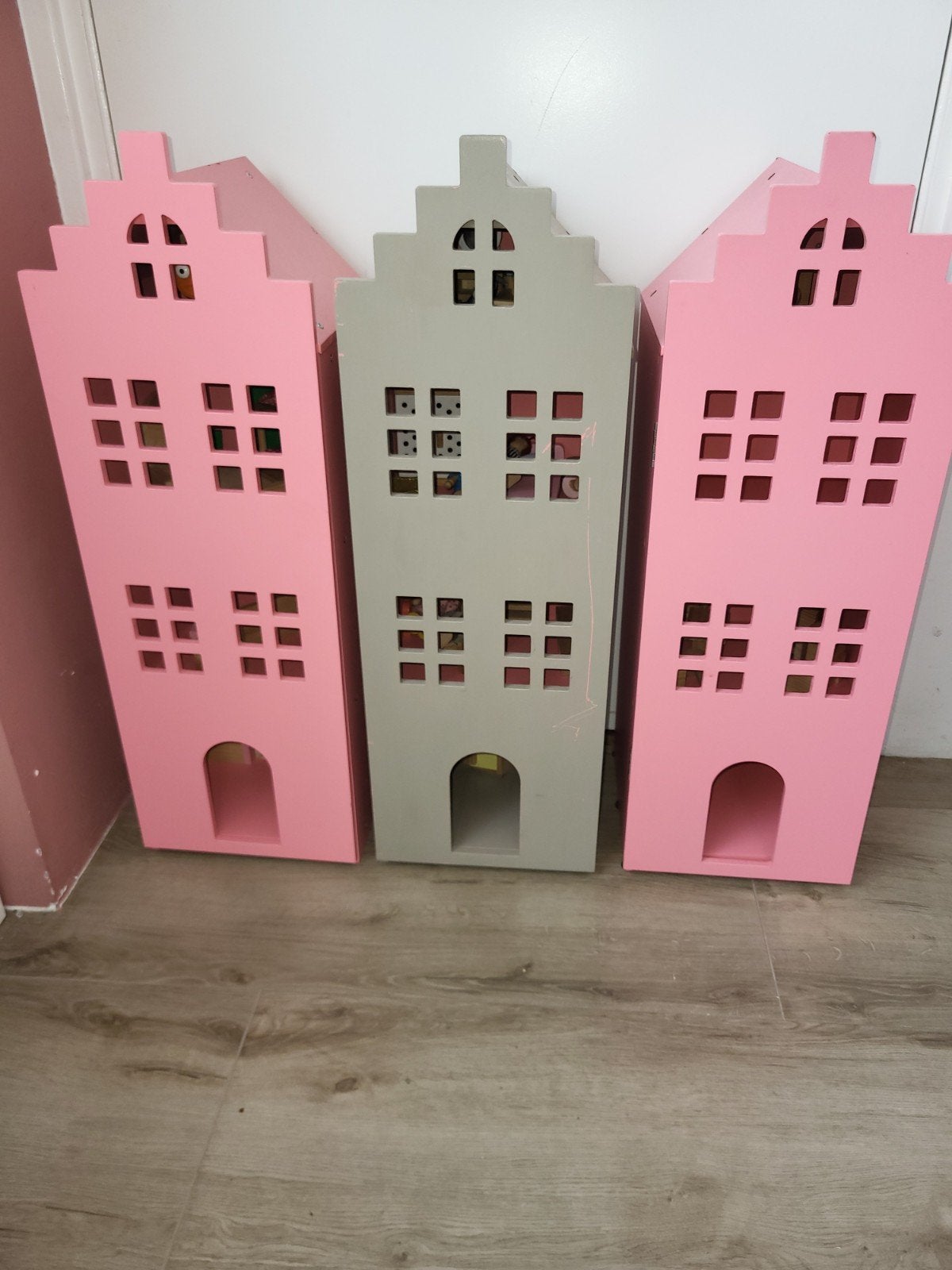 3 Hema grachtenpanden met houten accessoires en poppetjes, Kinderen en Baby's, Speelgoed | Poppenhuizen, Ophalen, Poppenhuis