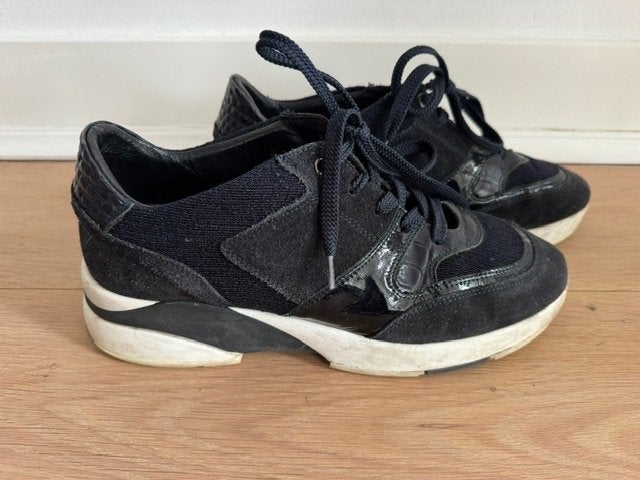 bijna nieuwe donkerblauwe DL sport sneakers maat 41., Kleding | Dames, Schoenen, DLsport, Blauw, Ophalen of Verzenden, Sneakers of Gympen