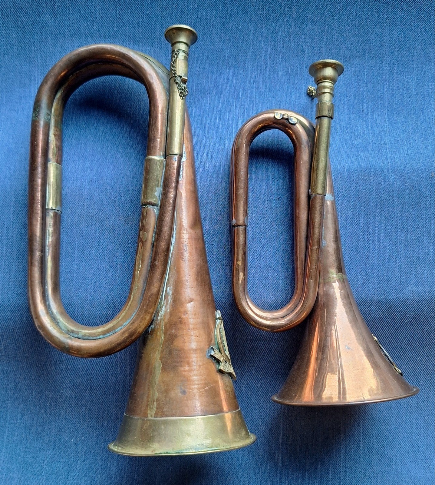 Antieke koperen bugels met militaire insignes, Verzamelen, Militaria | Algemeen, Ophalen of Verzenden, Landmacht, Engeland, Overige typen