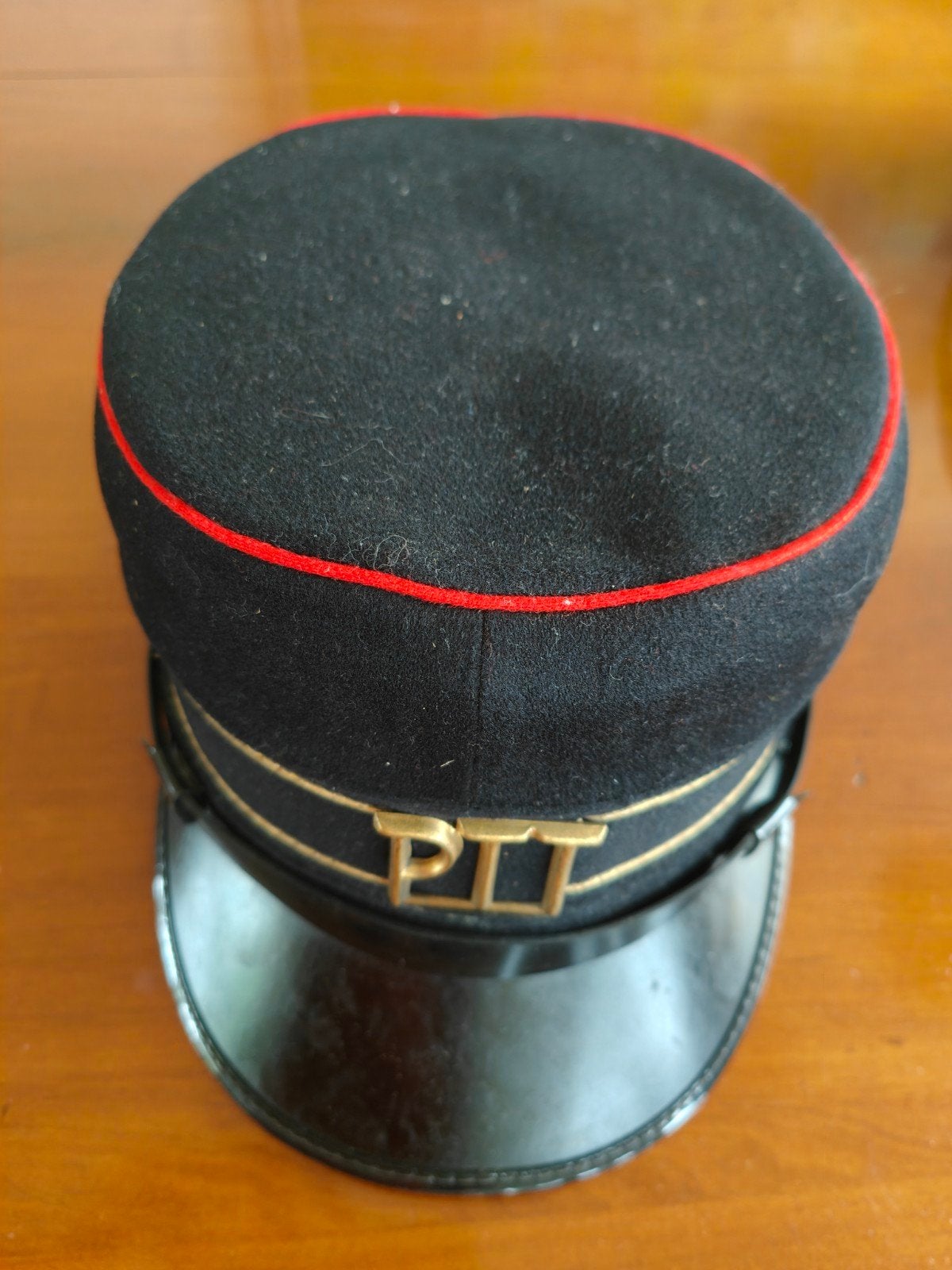 Deze vintage PTT pet is in goede staat. De pet is zwart met, Ophalen of Verzenden