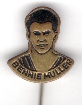Bennie Muller zwart op koper voetbal speldjes( S_137), Verzamelen, Verzenden, Nieuw, Sport, Speldje of Pin