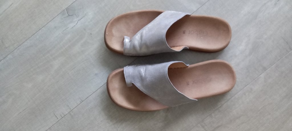 Gabor leren teenslippers maat 38., Kleding | Dames, Schoenen, Slippers, Gabor, Ophalen of Verzenden, Grijs