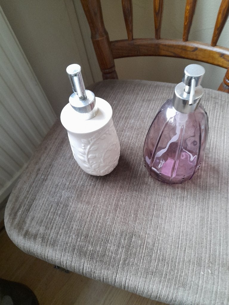 Zeepdispensers set - wit en paars, Ophalen, Gebruikt, Meerkleurig, Zeepdispenser/zeepbakje