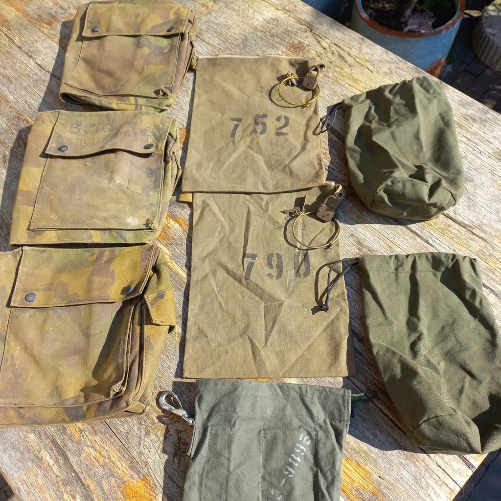 Militaire zakjes/gasmasker tasjes oa NL & Zweeds leger,, Verzamelen, Militaria | Algemeen, Ophalen of Verzenden