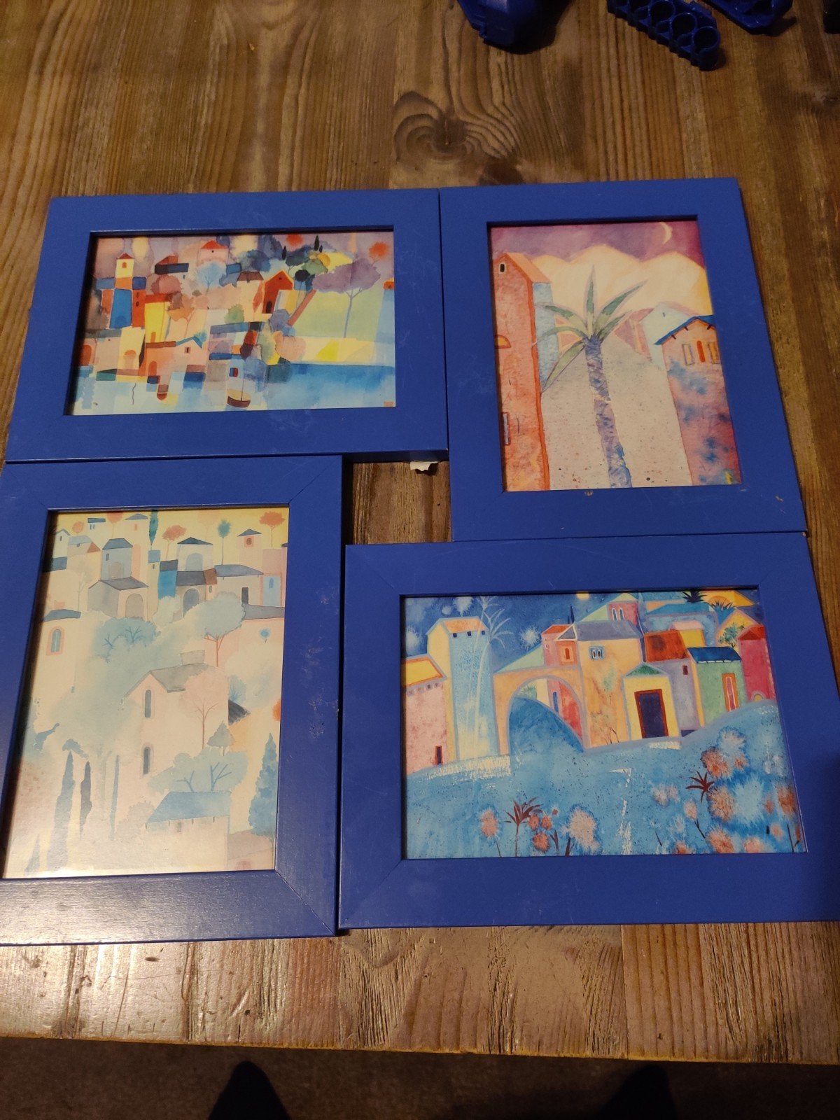 Set van 4 blauwe fotolijsten met mediterrane prints, Gebruikt, Ophalen of Verzenden, Fotolijst, Hout