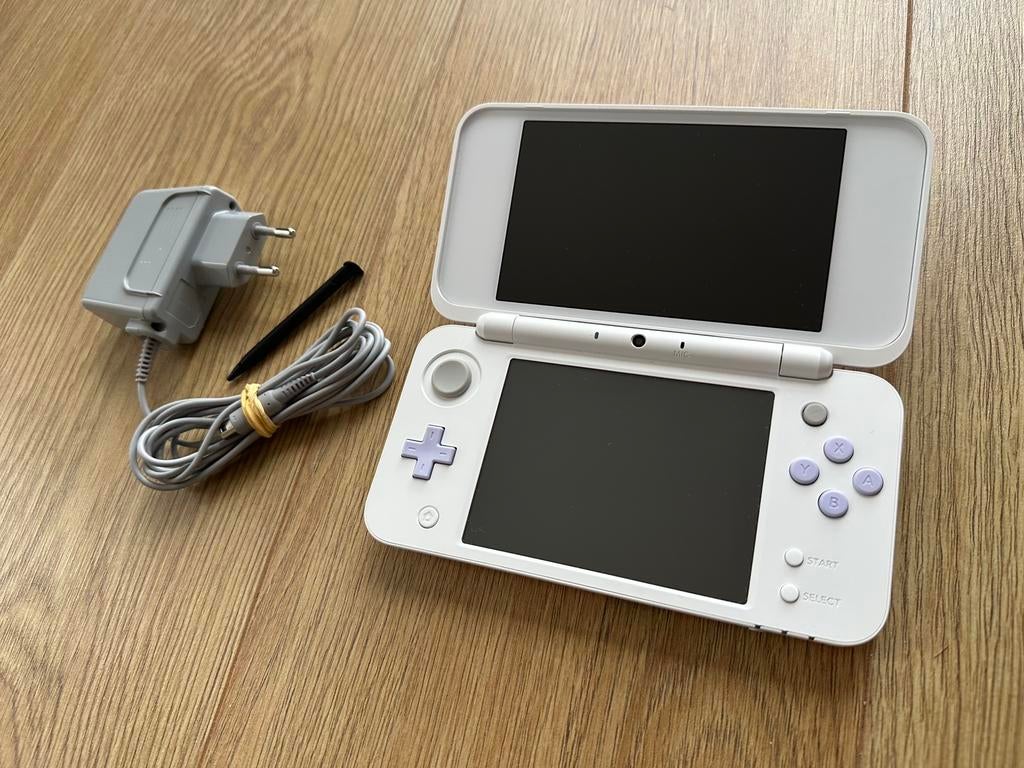 New Nintendo 2DS XL Tomodachi Edition Incl Stylus & Oplader!, Spelcomputers en Games, Games | Nintendo 2DS en 3DS, Avontuur en Actie