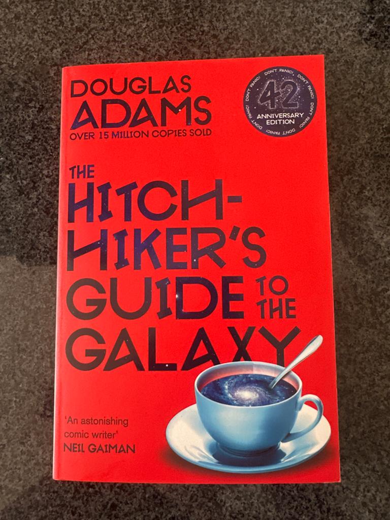 The Hitchhiker's Guide to the Galaxy - Douglas Adams, Ophalen of Verzenden, Zo goed als nieuw