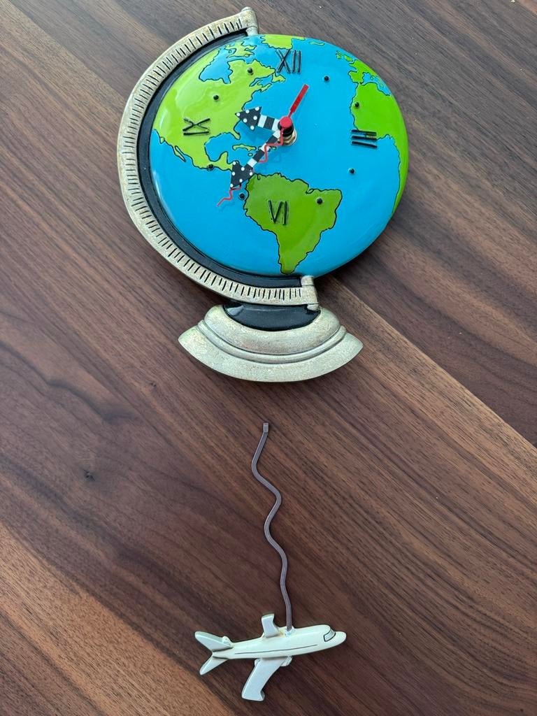 Wandklok Wereldbol met Vliegtuig - Allen Designs, Ophalen of Verzenden, Zo goed als nieuw, Analoog, Wandklok