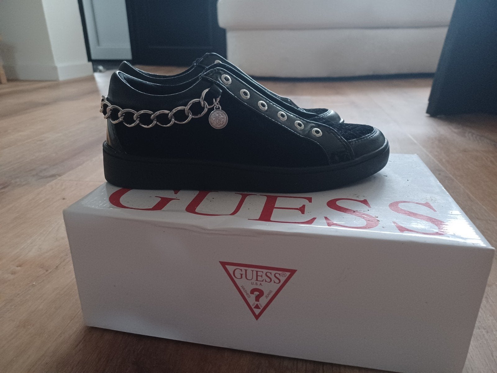 Guess dames sneakers maat 37 - Zo goed als nieuw, Guess, Zwart, Ophalen of Verzenden, Sneakers of Gympen