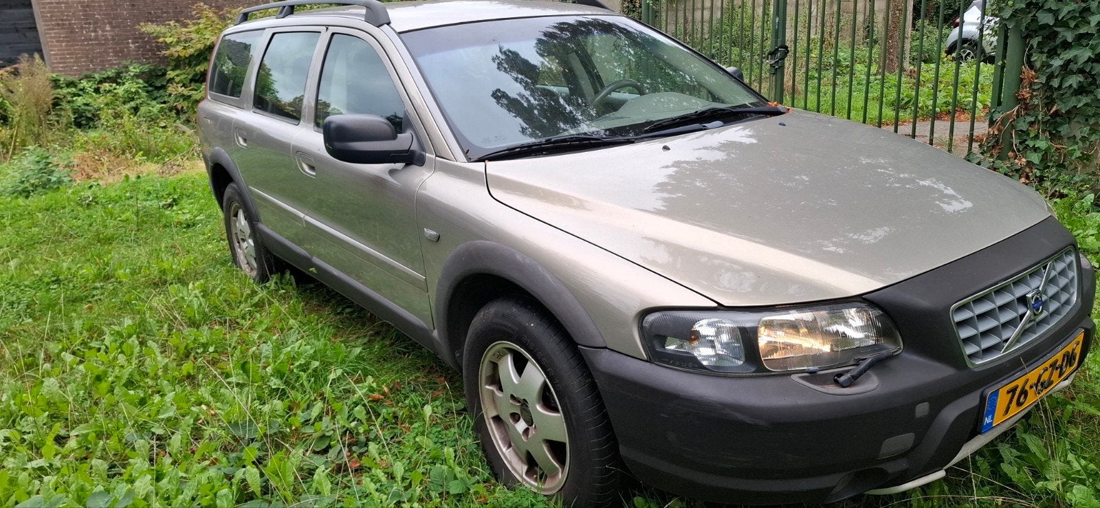 Volvo V70 2.4 T XC 4WD AUT 2001 Beige, Auto's, Automaat, 1800 kg, 1657 kg, Beige