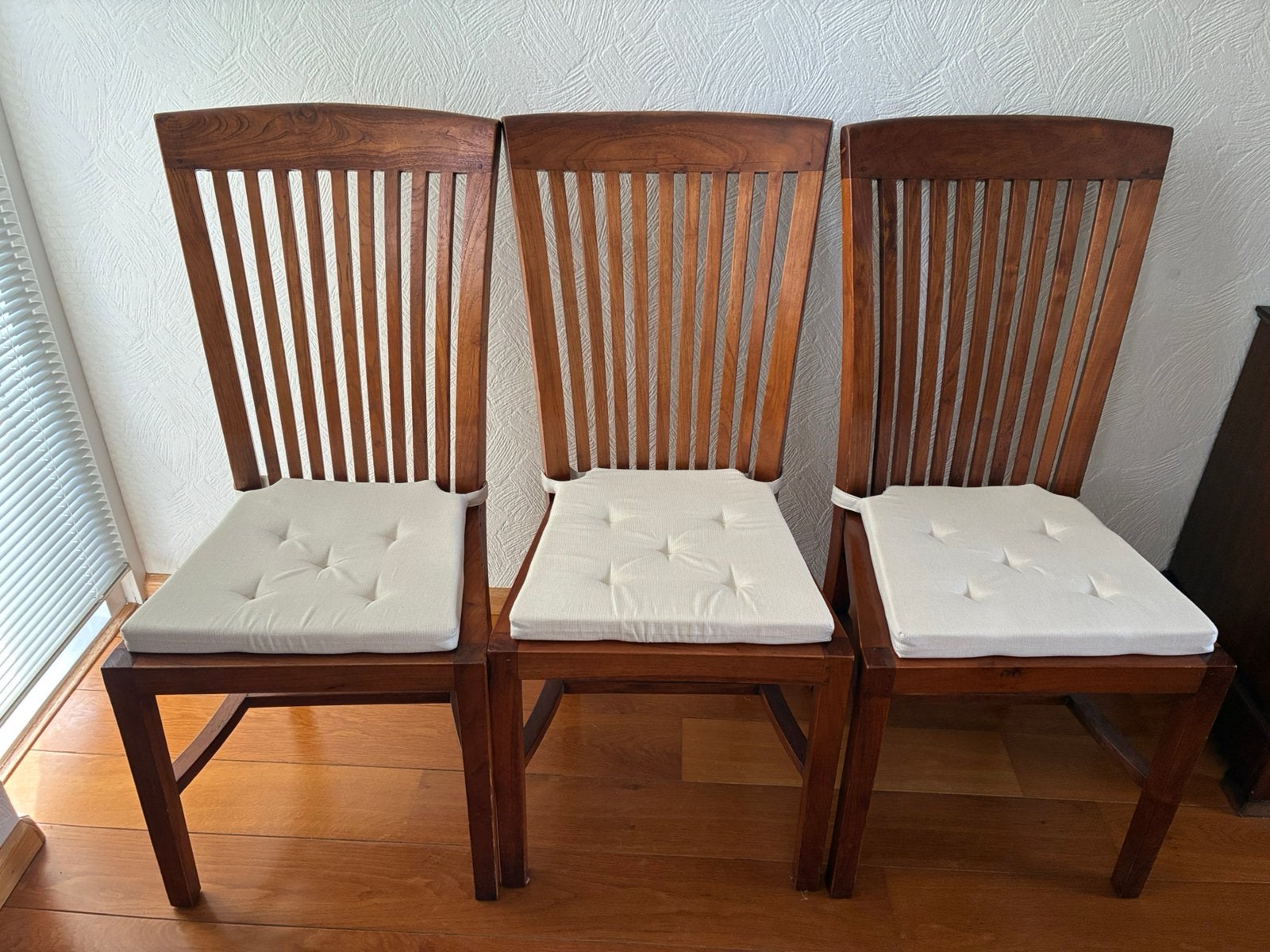 Foto 6 van Uitschuifbare eettafel met 6 stoelen