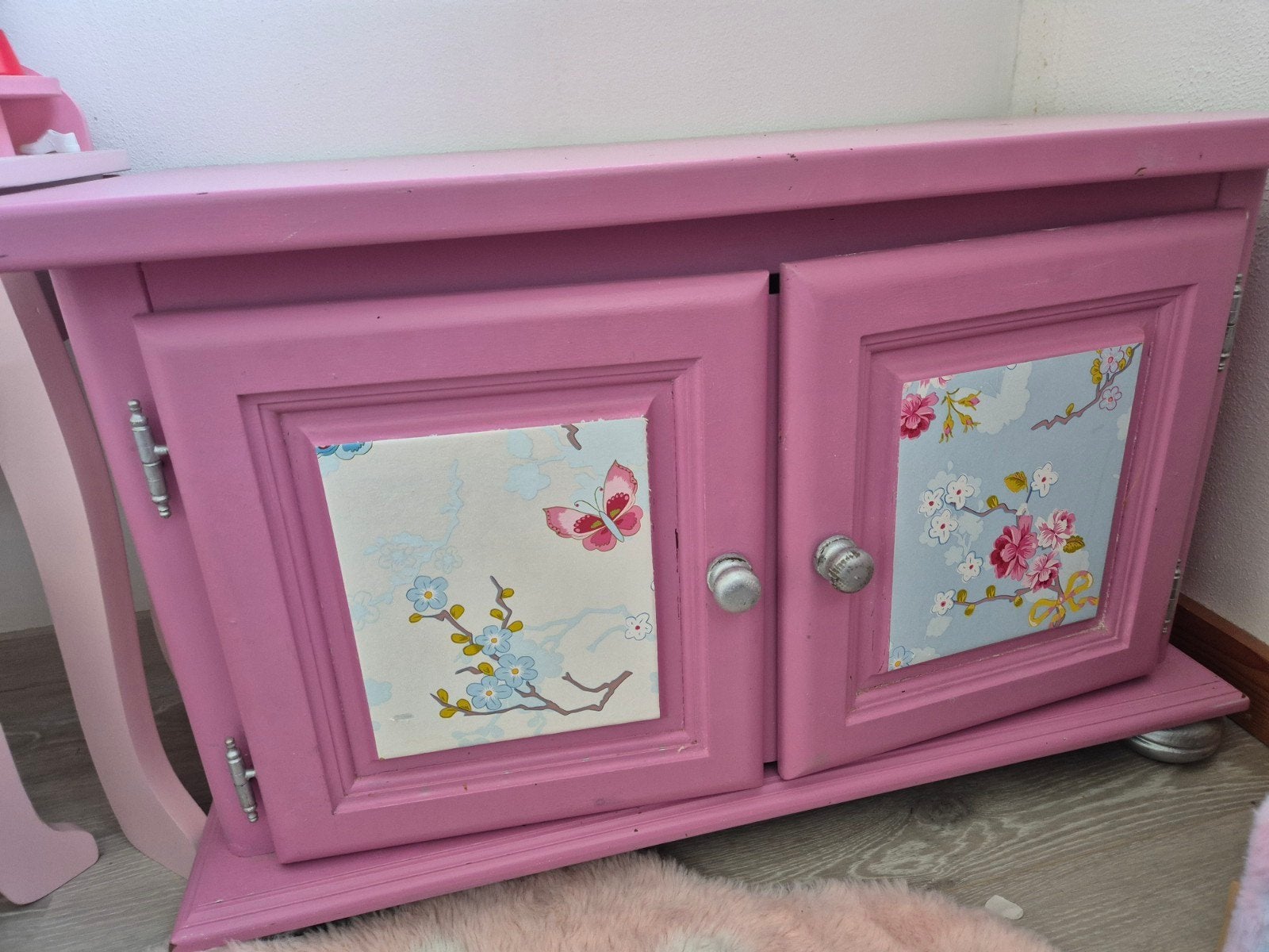 Roze kastje met bloemen en vlinders, Ophalen, Minder dan 50 cm, Gebruikt, Minder dan 100 cm