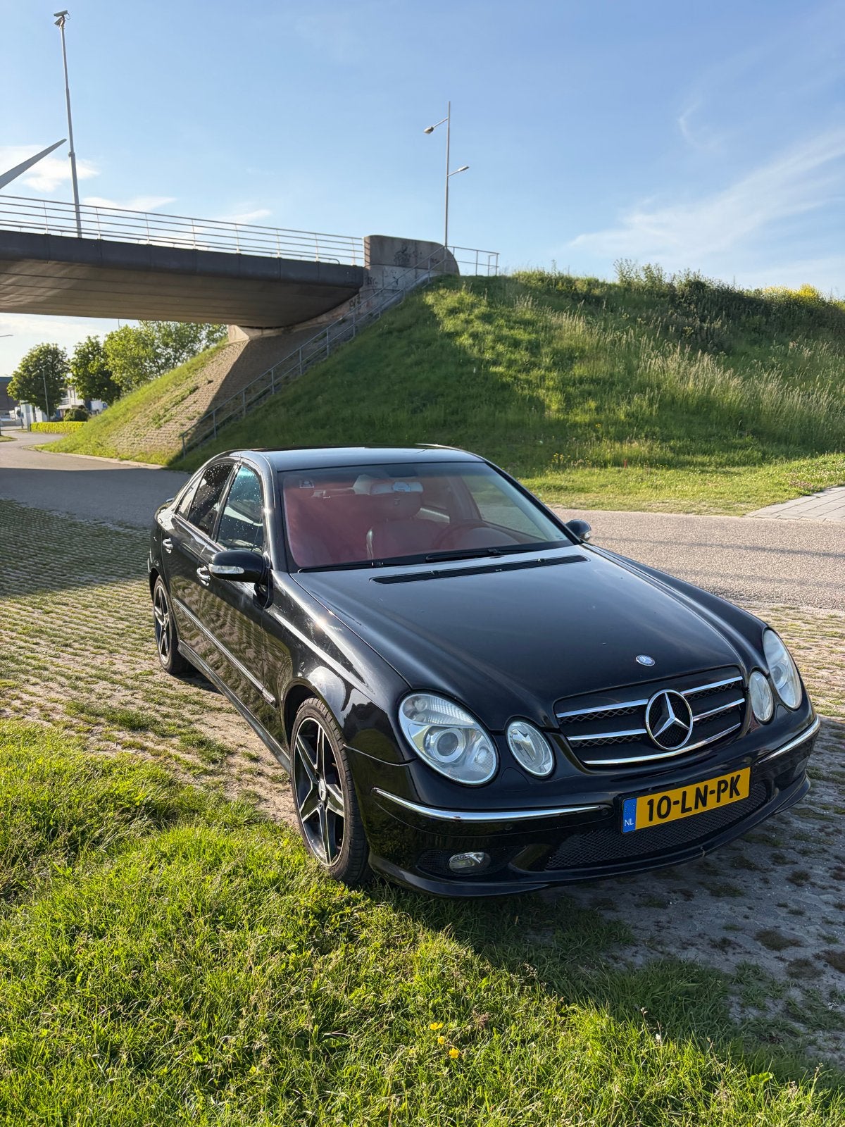 Mercedes E320 (2002) – Vol opties- nieuwe apk, Auto's, Mercedes-Benz, Automaat, Achterwielaandrijving, Zwart, Particulier