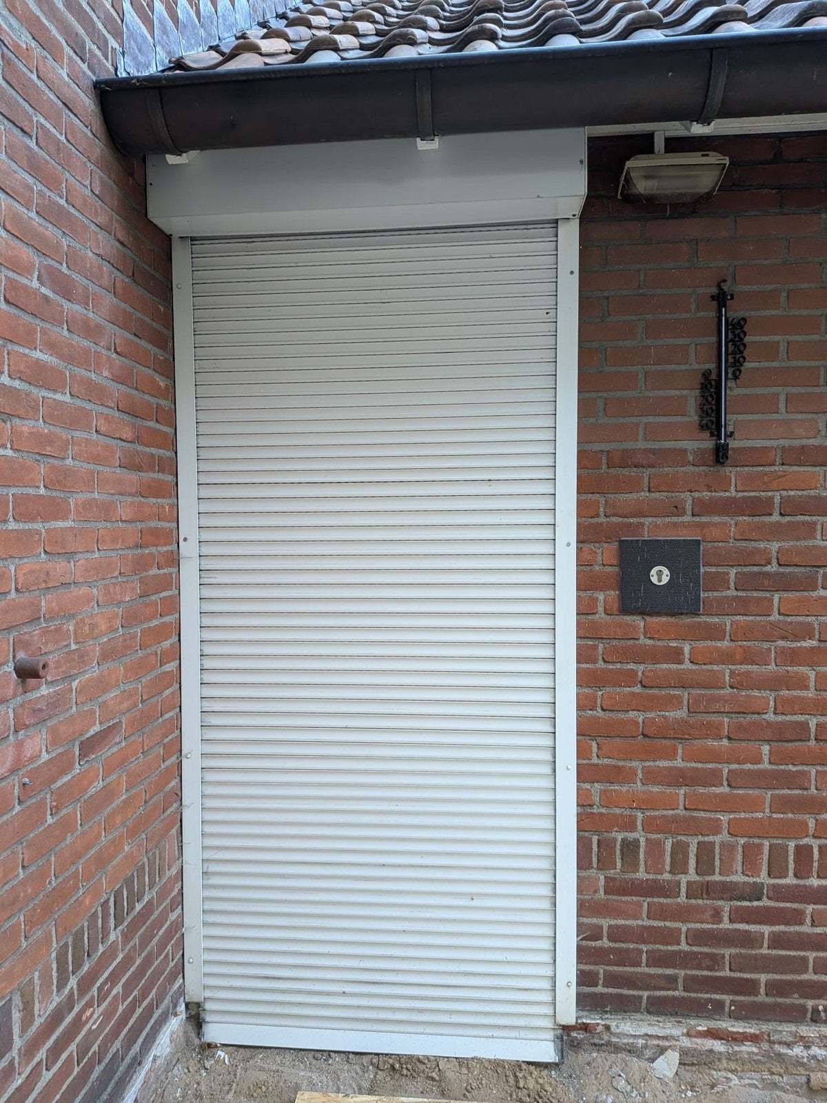 Rolluik wit met elektrische bediening voor deur, Doe-het-zelf en Verbouw, Ophalen, Gebruikt, 100 tot 150 cm, 200 cm of meer