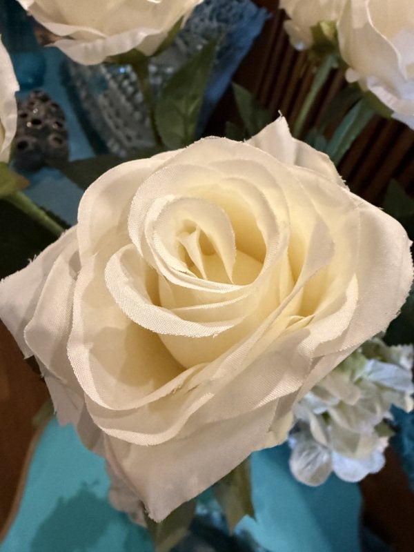 Lichtblauwe vaas met wit boeket, kunst rozen sering VdlM, Ophalen of Verzenden, Wit, Boeket, Inclusief kunstbloemen