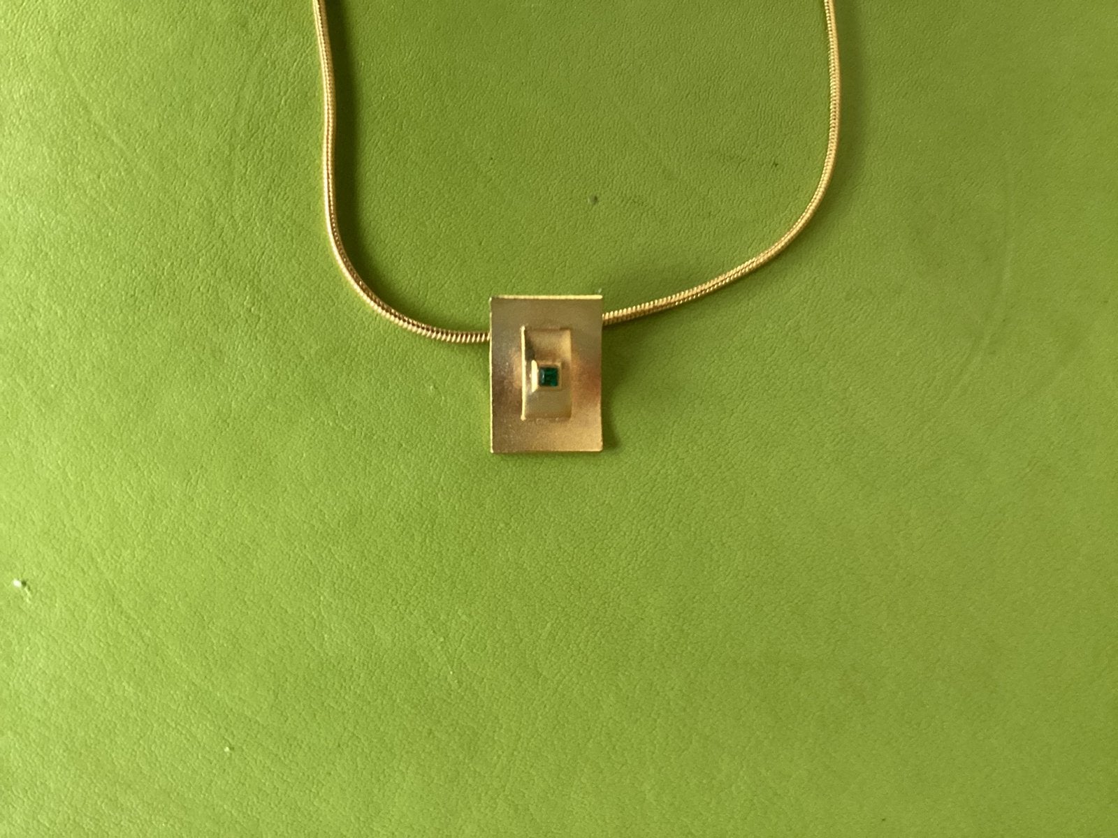 Goudkleurige ketting met moderne hanger, 45 cm lengte, Ophalen of Verzenden, Zo goed als nieuw, Goud, Overige materialen