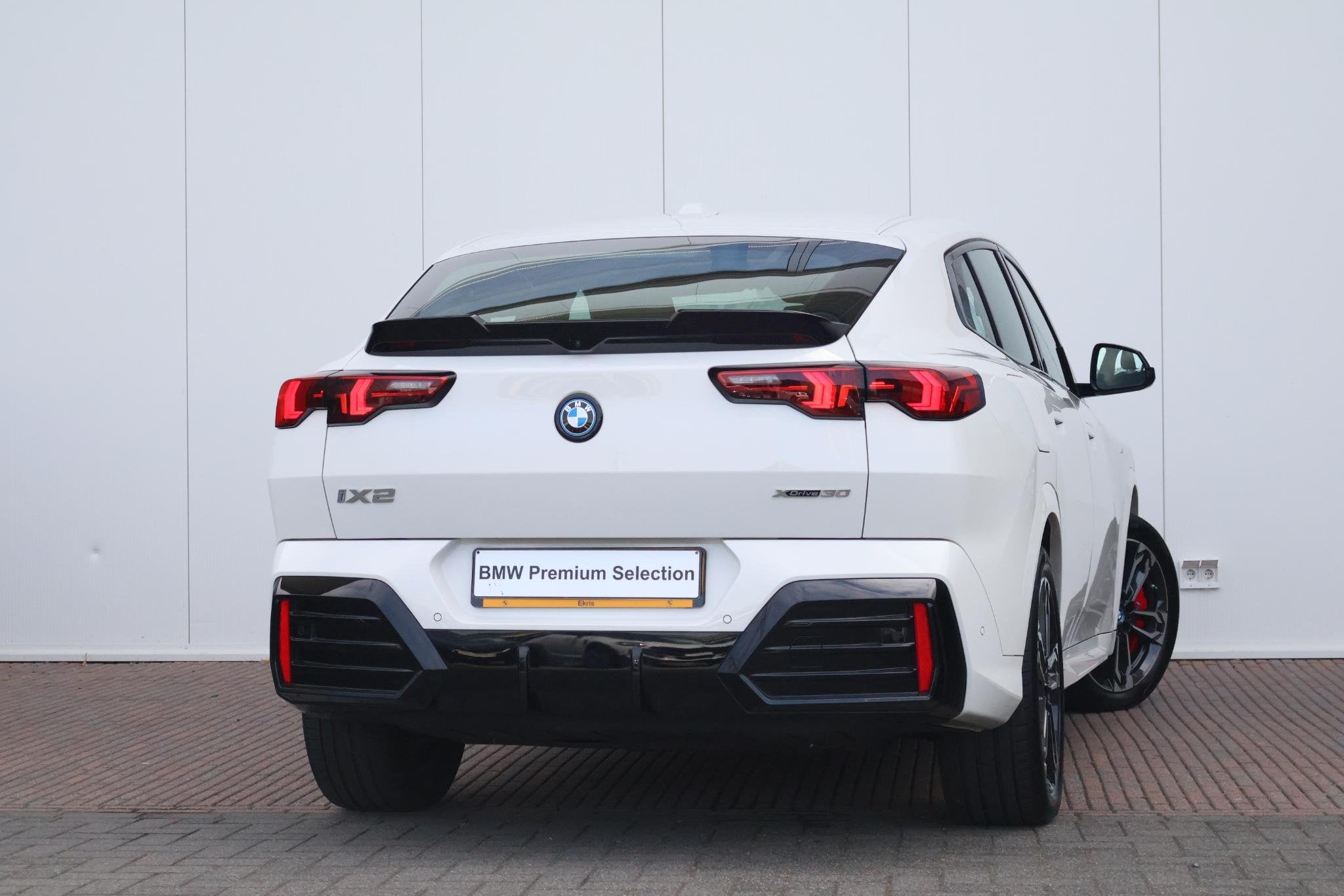 BMW iX2 xDrive30 67 kWh | Soh 100% | Sport Pakket Pro | Adap, Automaat, 479 km, Zwart, Met garantie (alle)