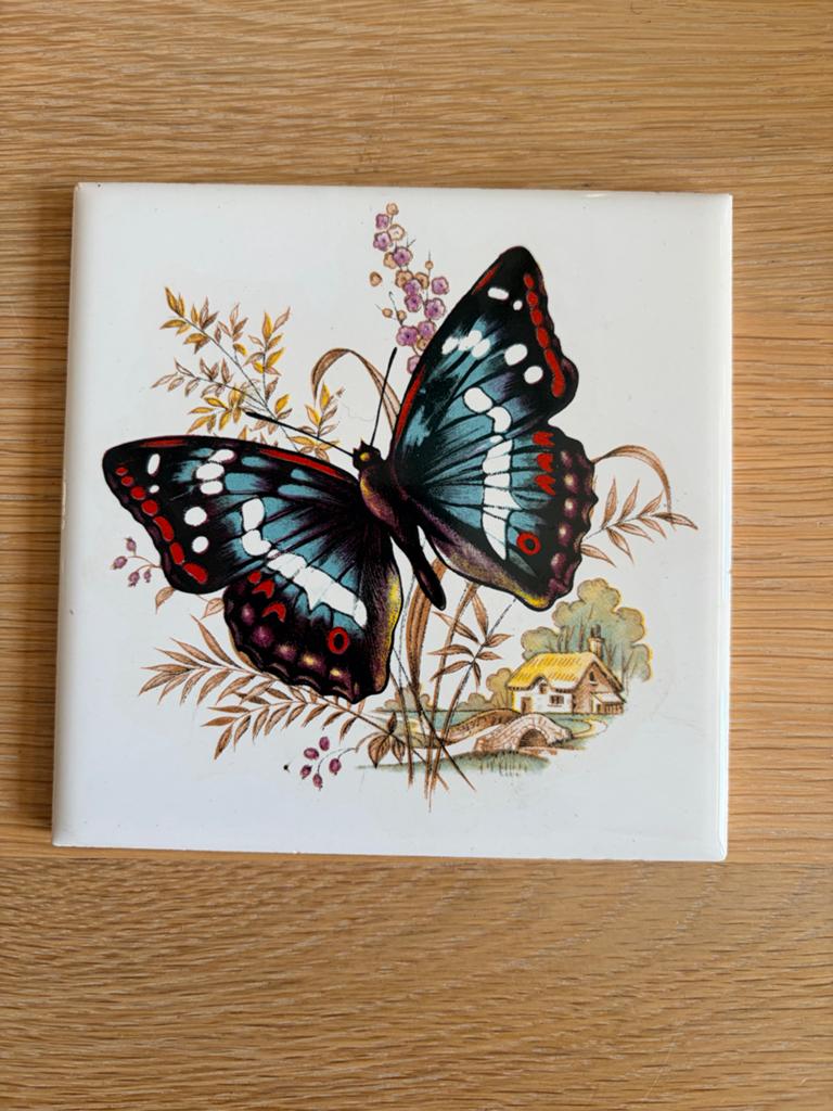 Vintage Mosa tegel met vlinder en landschap, 11x11 cm, Ophalen of Verzenden