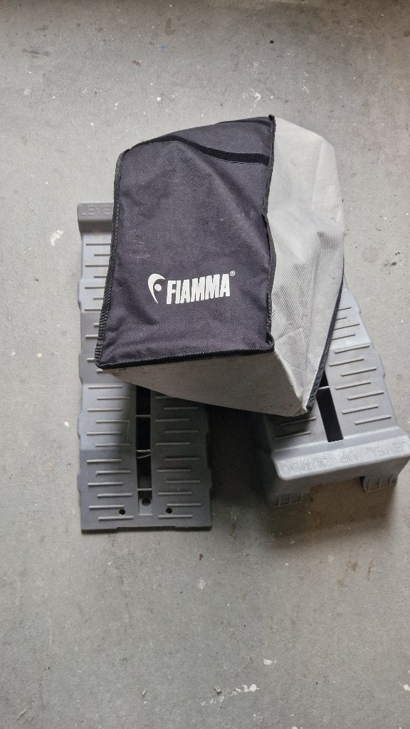 2 Fiama levelers in tas, Ophalen of Verzenden