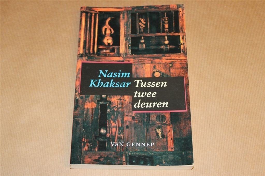 Tussen Twee Deuren — Verhalen van een Iraanse Banneling, Ophalen of Verzenden, Gelezen