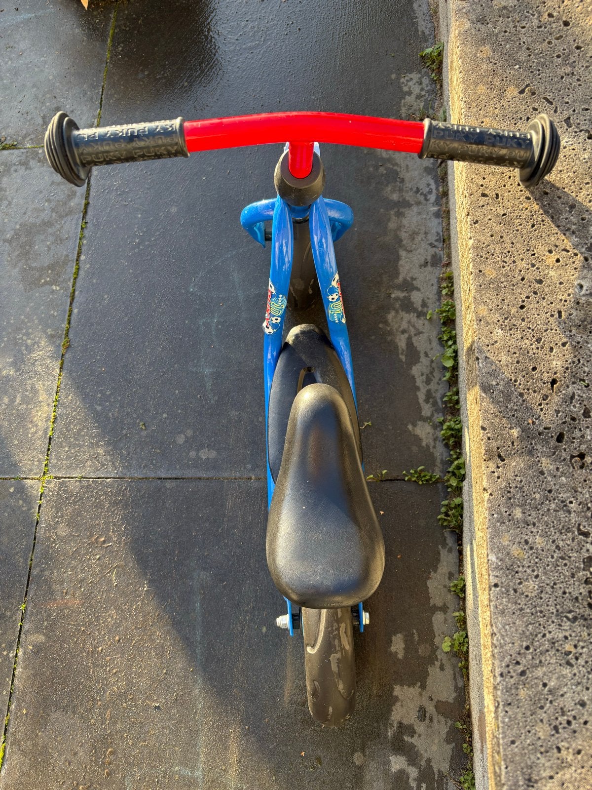 Puky loopfiets blauw met rode accenten - verstelbaar, Kinderen en Baby's, Speelgoed | Buiten | Voertuigen en Loopfietsen, Ophalen