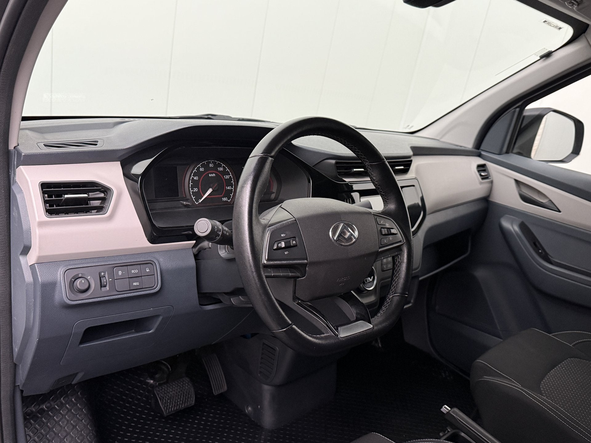 Maxus EDELIVER 3 LWB 50 kWh XXL | Achterdeuren | Multimedia, Stof, Gebruikt, Zwart, Maxus