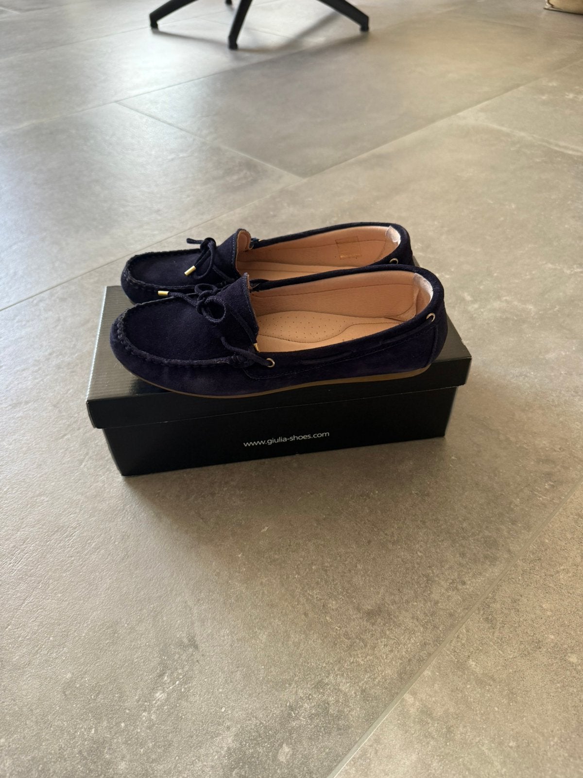 Giulia suede loafers donkerblauw/marino maat 37, Kleding | Dames, Ophalen of Verzenden, Zo goed als nieuw, Blauw, Instappers