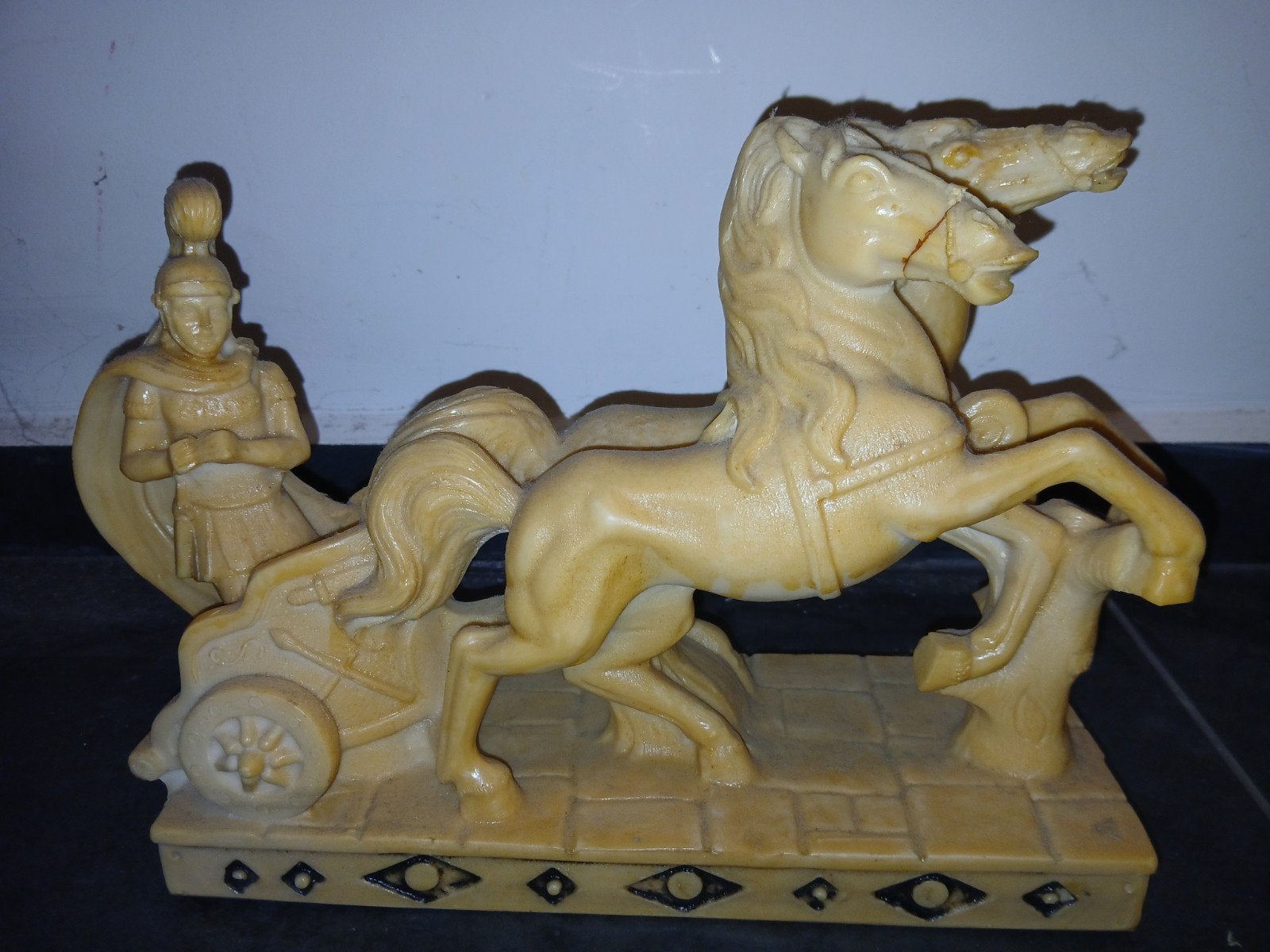 Antiek Romeins Strijdwagen Beeld - Crème Composiet, Antiek en Kunst, Ophalen, Handgemaakt, 20 - 50 cm, Scène