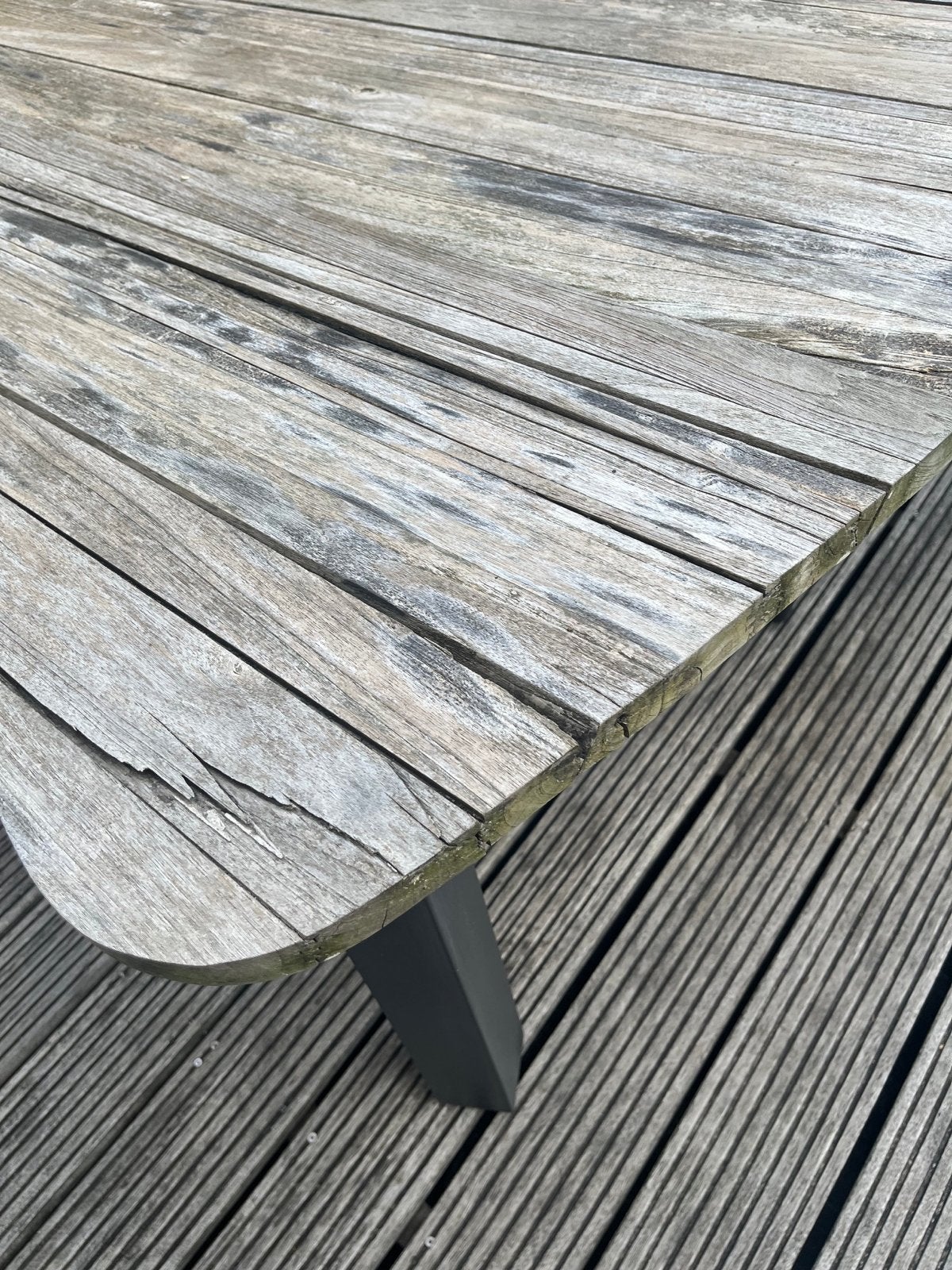 Foto 4 van Unieke teak houten tuintafel met metalen poten