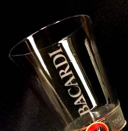 Zeldzame en exclusieve Bacardi tumbler glas limited edition, Verzenden, Nieuw, Gebruiksvoorwerp