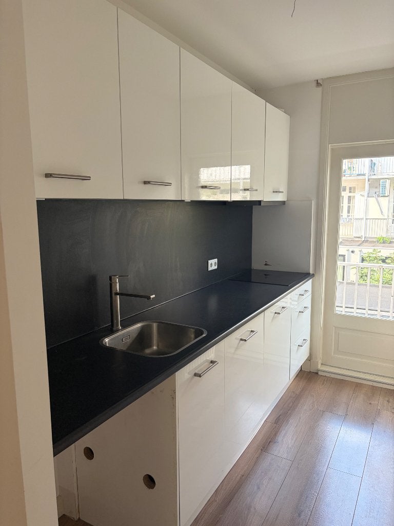Moderne witte keuken met donker werkblad, Ophalen, Gebruikt, Wit, Enkelwandige keuken
