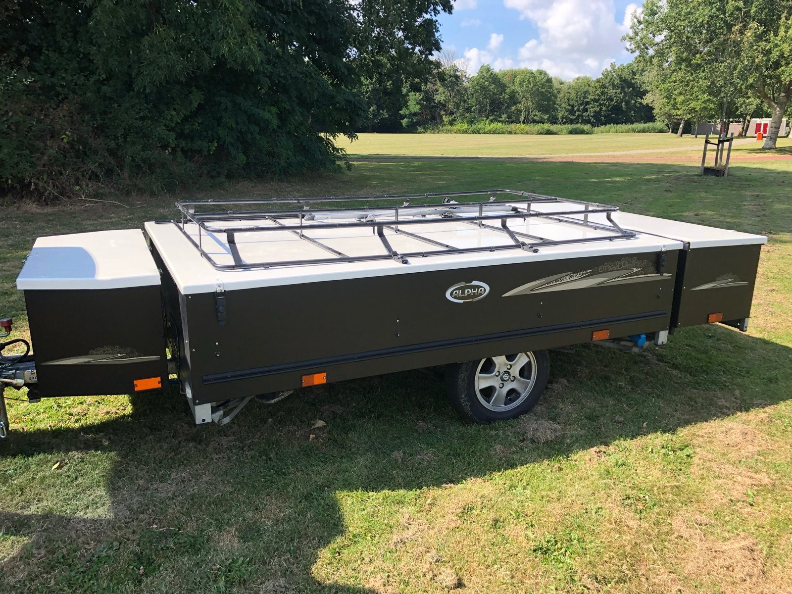 Trigano Alpha vouwwagen met gepimpte keuken en boogluifel, Caravans en Kamperen, Vouwwagens, Ophalen, Trigano, Meerkleurig, Tot en met 2