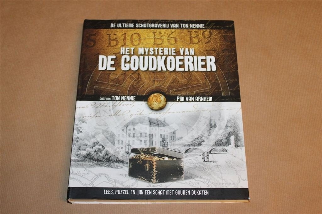 Het Mysterie van de Goudkoerier — Schatzoeken, Gesigneerd, Ophalen of Verzenden, Zo goed als nieuw