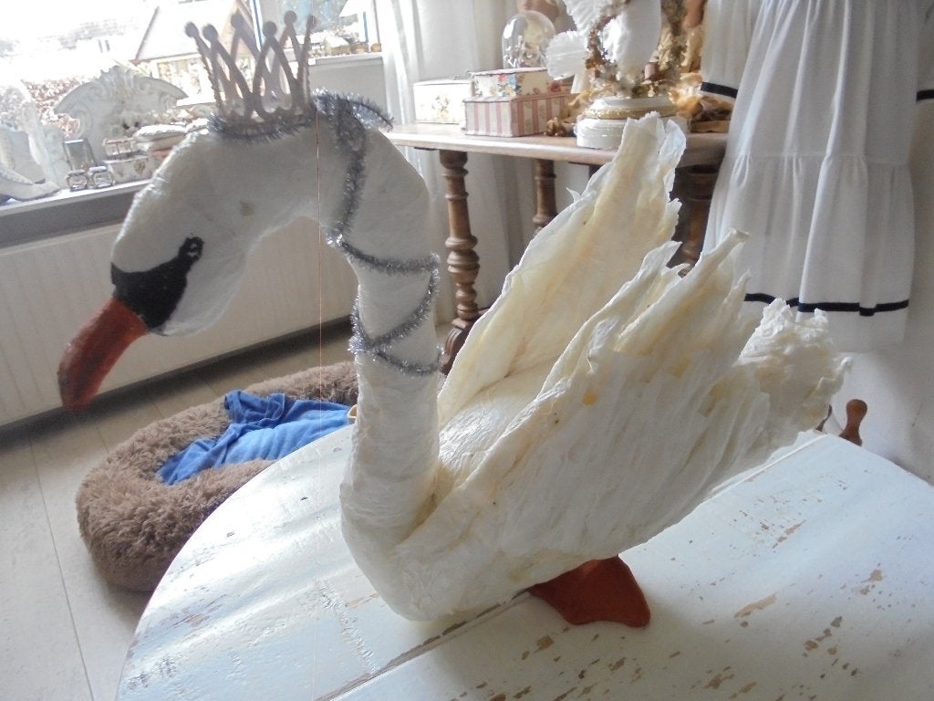 Decoratieve zwaan met kroon - Handgemaakt papier maché, Ophalen of Verzenden