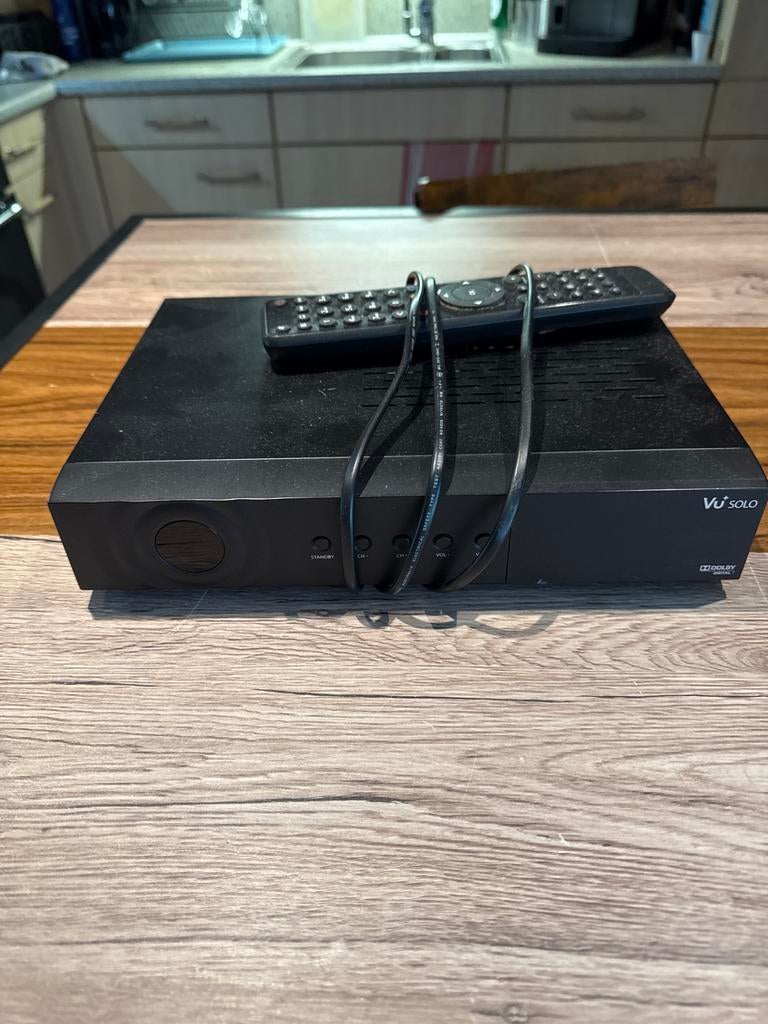 VU+ Solo Decoder met afstandsbediening, Ophalen of Verzenden, Zo goed als nieuw, Decoder