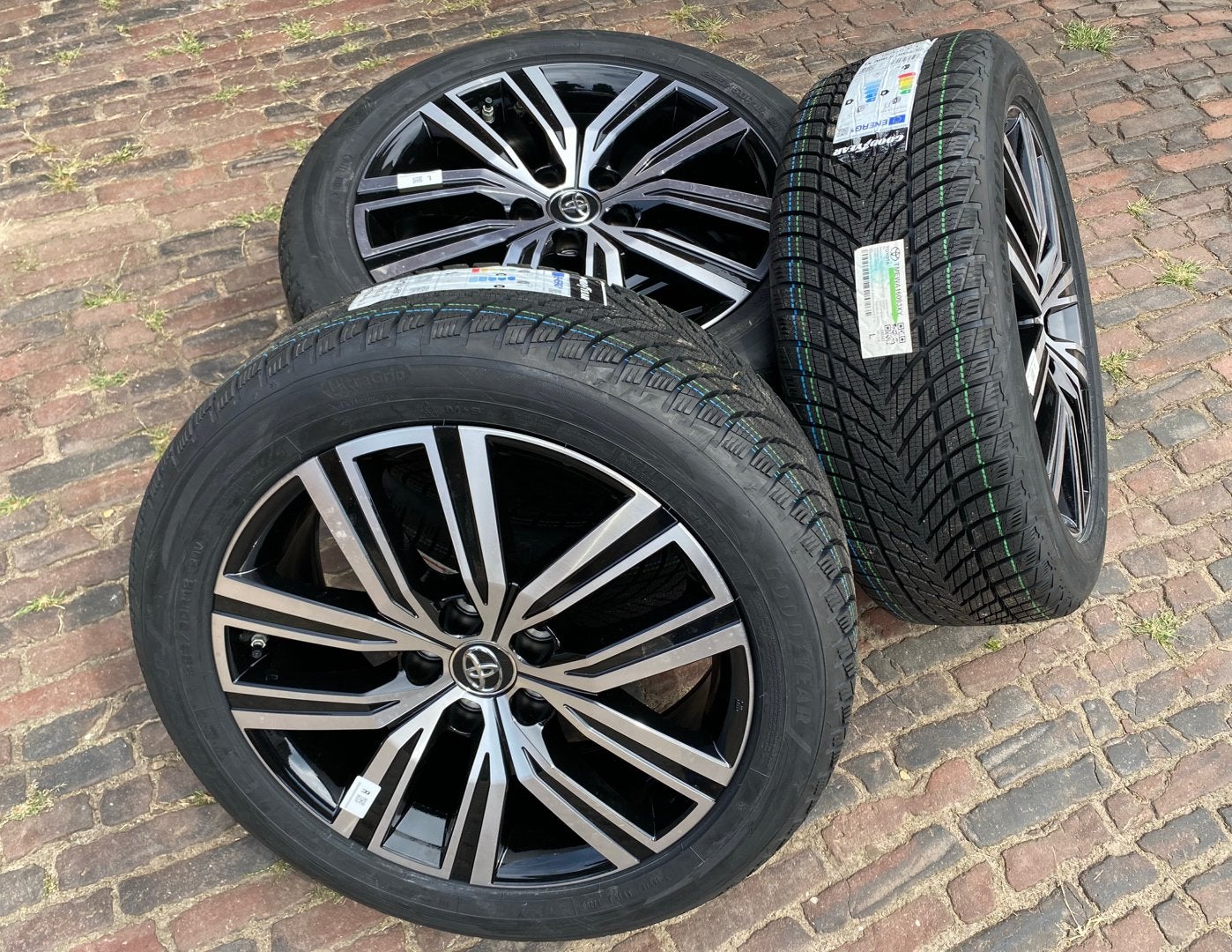NIEUWE 18” Toyota Corolla Cross velgen + TPMS+ winterbanden, Auto-onderdelen, Banden en Velgen, 18 inch, Banden en Velgen, Nieuw