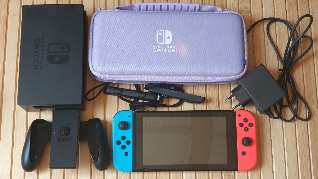 Nintendo Switch compleet+Screen protector Case Joycon grip, Spelcomputers en Games, Spelcomputers | Nintendo Switch, Zo goed als nieuw