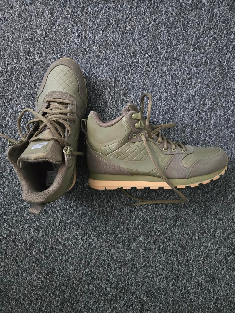 Nike Manoa LTR (GS) - Olijfgroen - Maat 40, Nike, Nieuw, Ophalen of Verzenden, Sneakers of Gympen