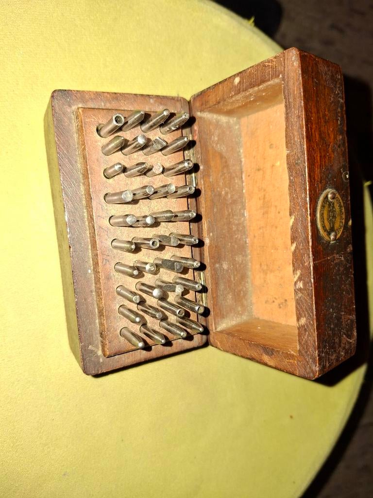 Oud gereedschap voor klokkenmakers in houten doosje, Antiek en Kunst, Antiek | Gereedschap en Instrumenten, Ophalen of Verzenden